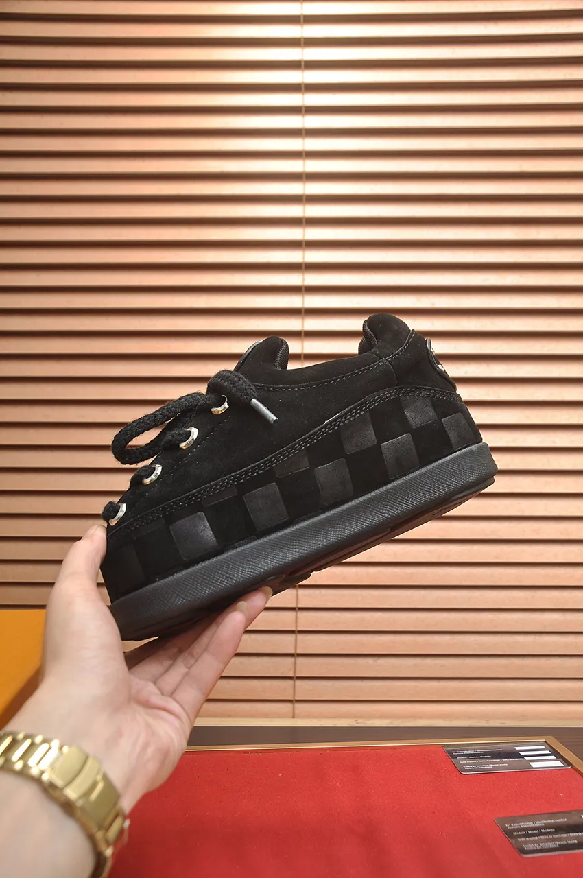 Men's men's shoes💰700💶 🔥New style🔥 LV co-branded nigo, ugly and cute😍Many Internet celebrities have put on their shoes, classic and versatile items.  ❄️Fabric: Imported high mercerized cow suede. ❄️Inner lining: high-grade elastic mesh, ❄️Outsole: original molded outsole, palm print rubber outsole with hidden L letter and Monongram flower ❄️Size: Female 35-41 (Female 41 customized), Male 39-46 (45-46 customized)